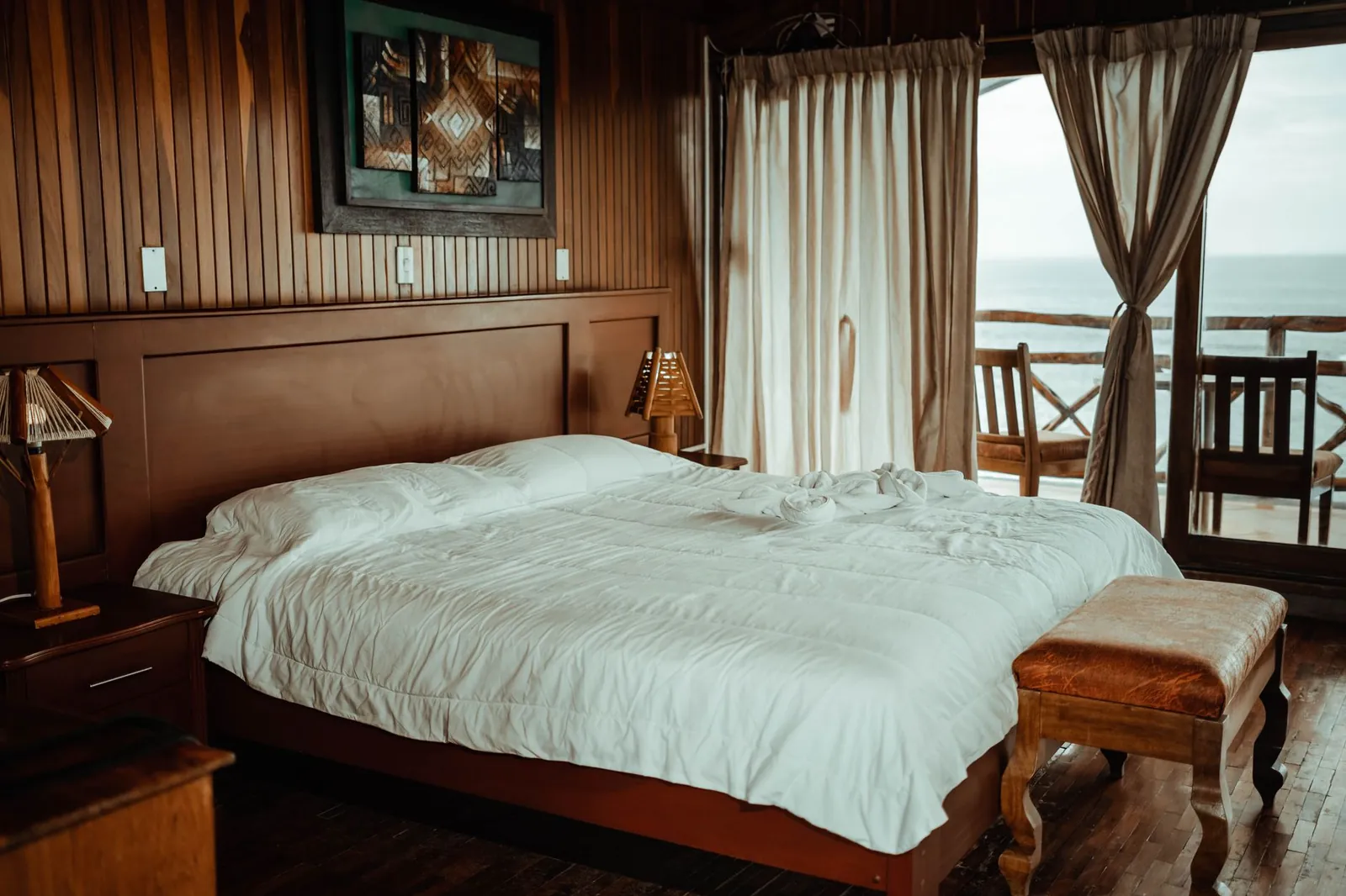 Homestay phong cách tối giản có góc ban công nhìn ra vịnh Hạ Long
