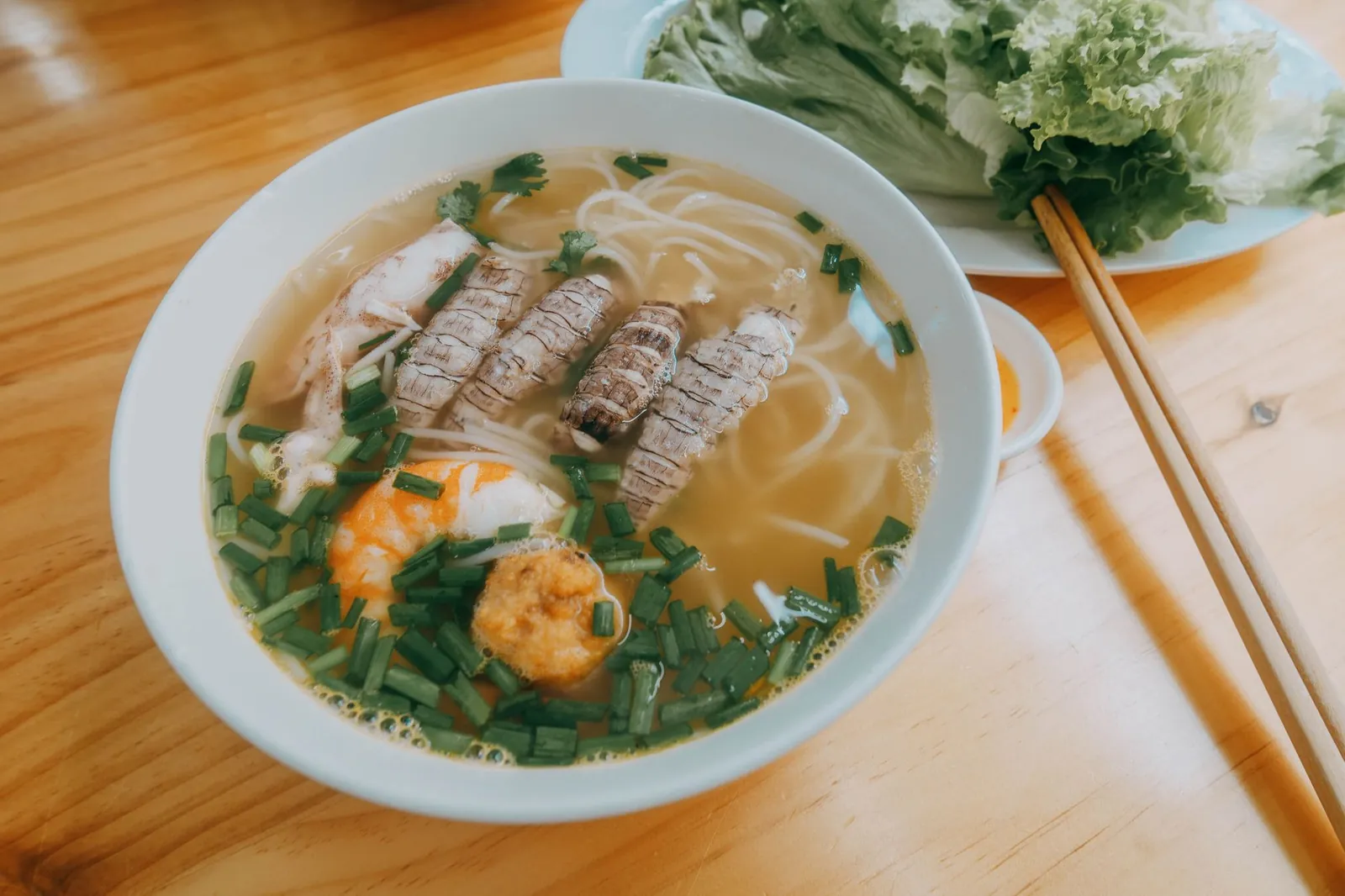 Bát bún hải sản Hạ Long đầy ắp bề bề, tôm và bề mặt nước dùng trong vắt bốc khói nghi ngút