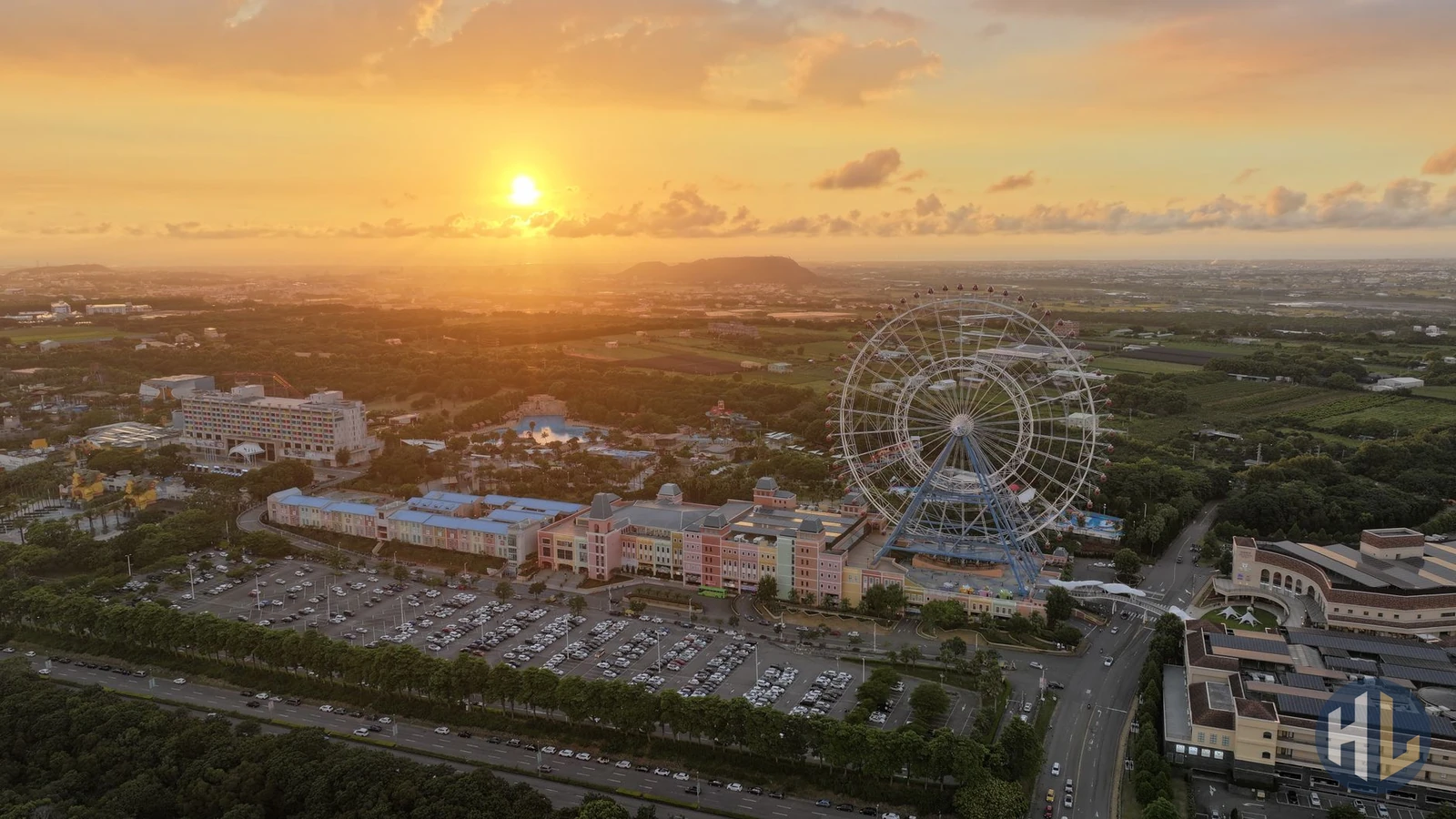 Toàn cảnh tổ hợp vui chơi giải trí Sun World Hạ Long nhìn từ trên cao với vòng quay mặt trời