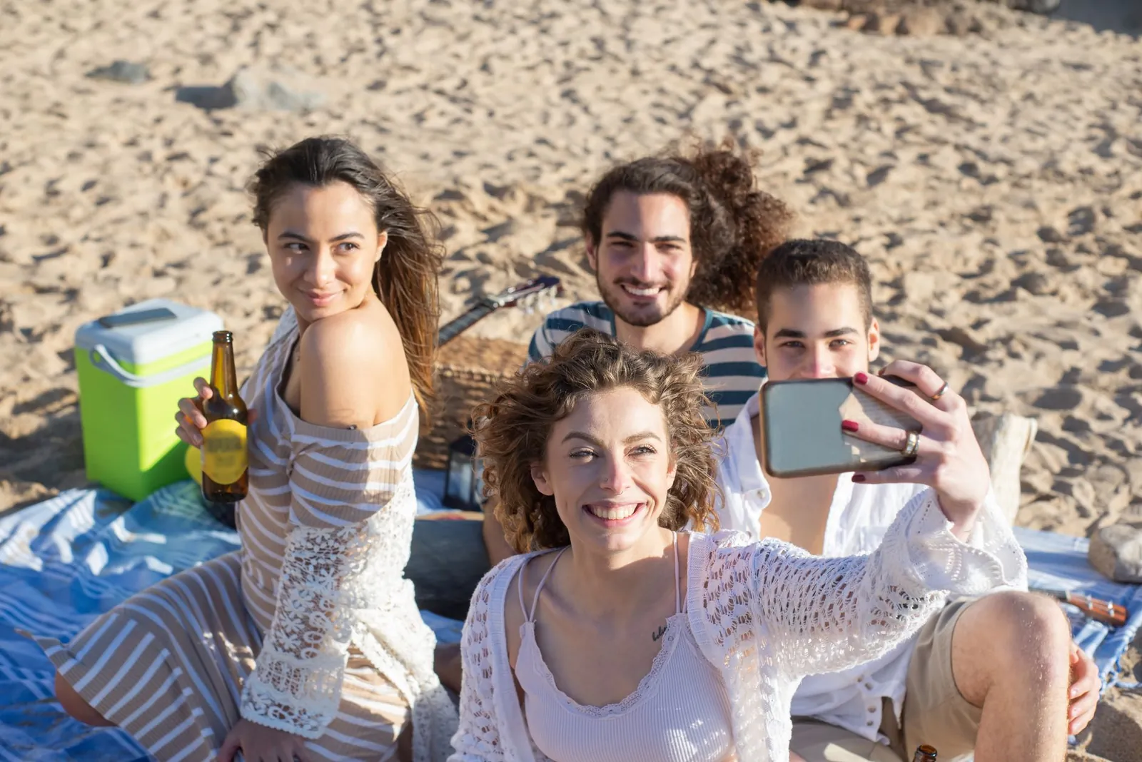 Nhóm bạn trẻ Gen Z đang dạo chơi trên bãi cát trắng Bãi Cháy nắng vàng