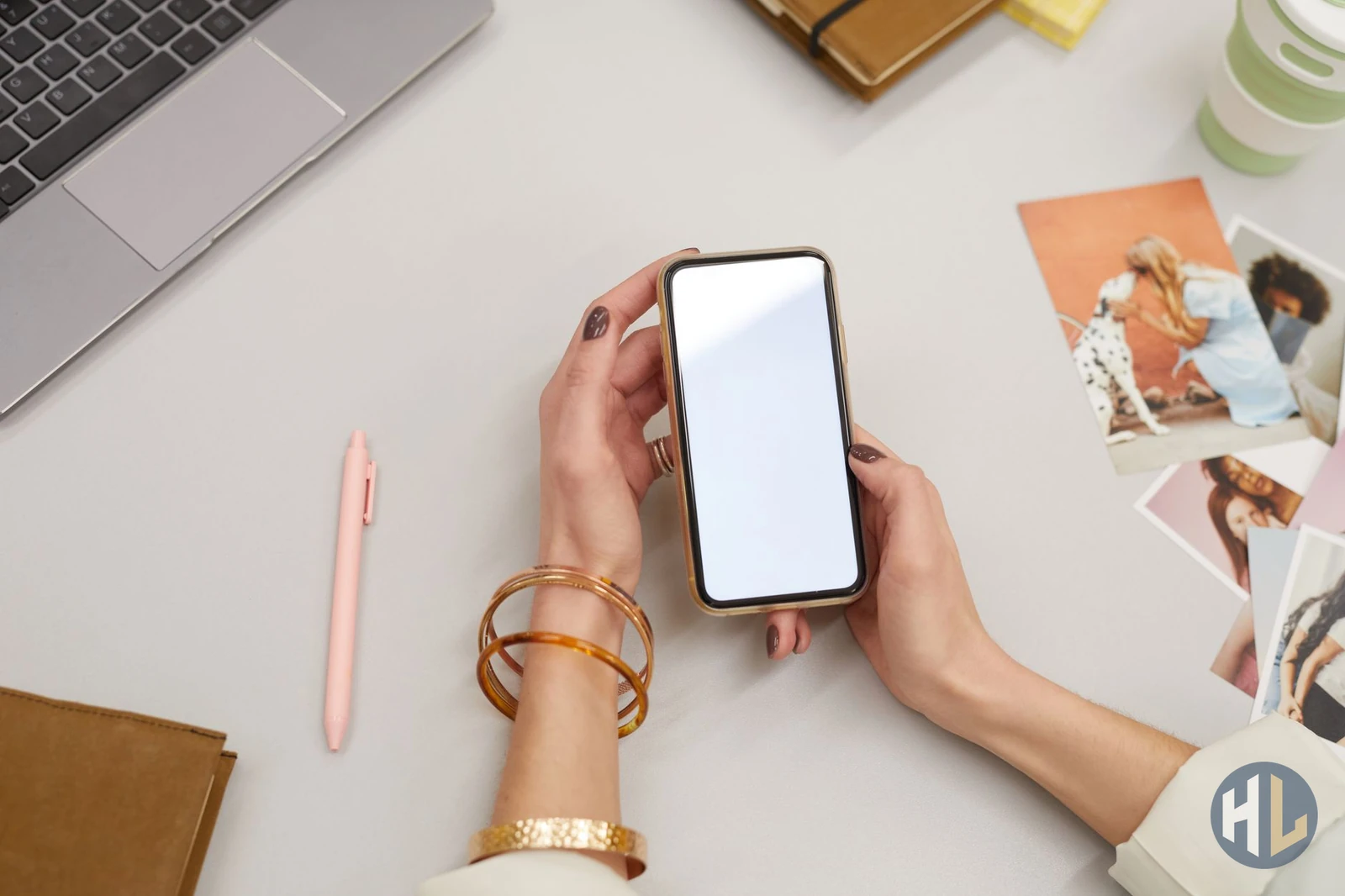 Du khách thao tác kiểm tra thông tin đặt phòng trực tuyến trên thiết bị di động